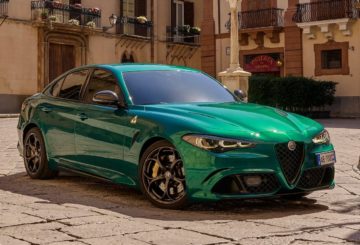 Foto frontal do Alfa Romeo Giulia Quadrifoglio 2023, exibindo toda a dianteira e a lateral do passageiro.