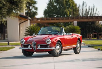 Foto frontal do Alfa Romeo Giulia Spider 1964, exibindo a dianteira e a lateral do motorista.