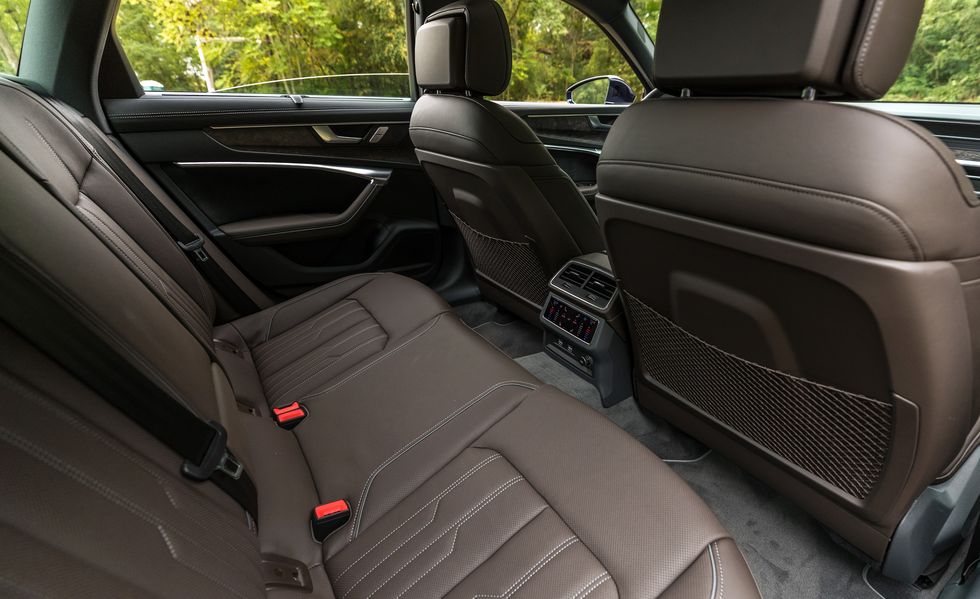 Foto dos bancos traseiros do Audi A6 Performance Black Quattro 2022.