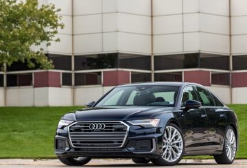 Foto frontal do Audi A6 Performance Black Quattro 2022, exibindo a dianteira e toda a lateral do motorista.