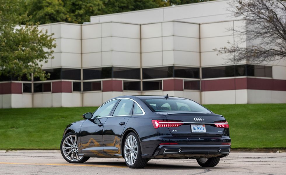 Foto traseira do Audi A6 Performance Black Quattro 2022, exibindo o porta-malas, e toda lateral do motorista.