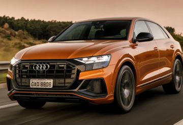 Foto frontal do Audi Q8 Performance 2023. exibindo toda a dianteira e a lateral do motorista.