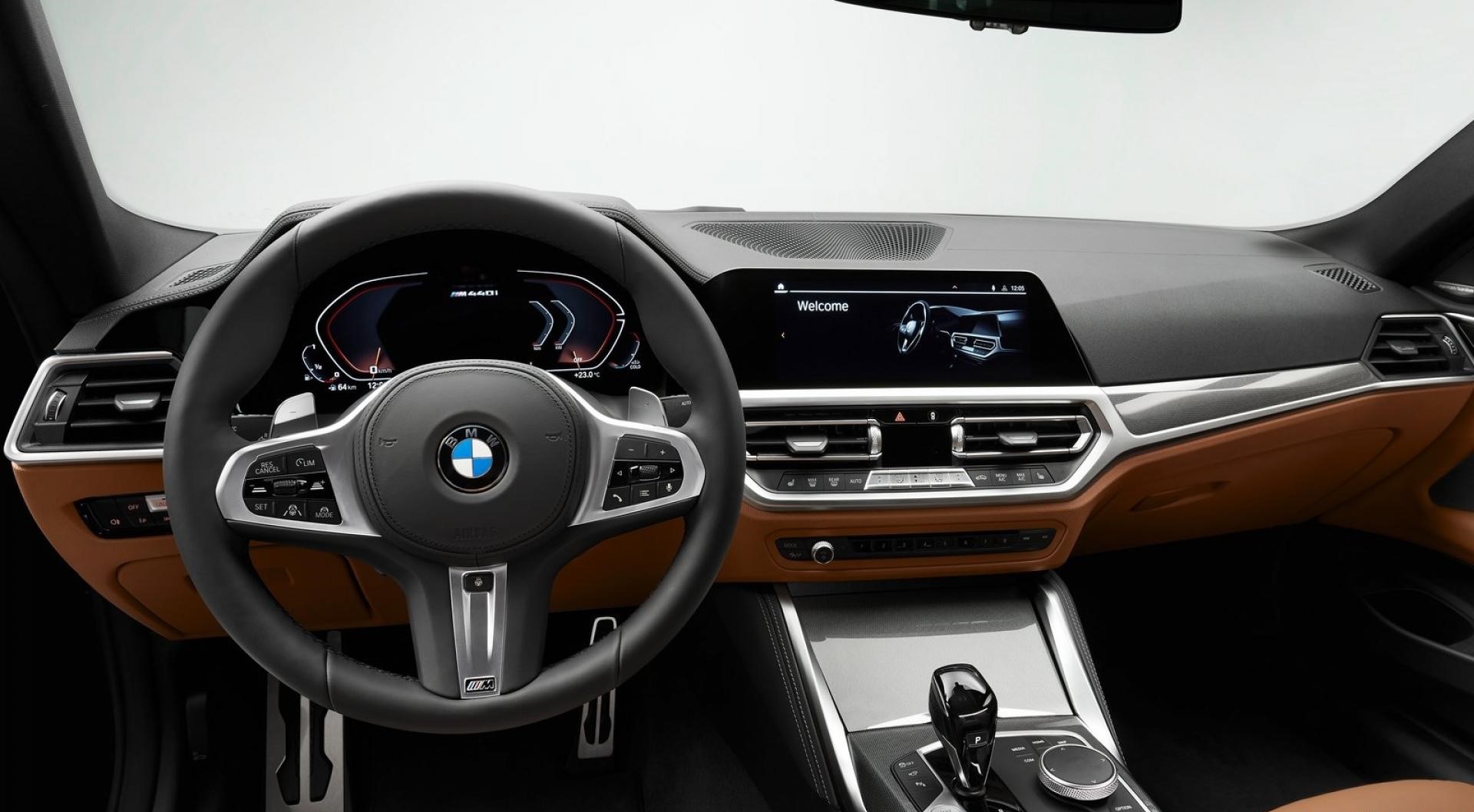 Foto interna do BMW 430i Coupe 2022, exibindo o painel de instrumentos ...