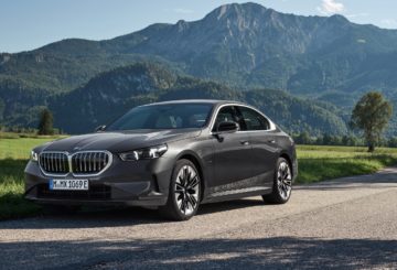 Foto frontal do do BMW 530e Luxury, exibindo a frente e a lateral do motorista.