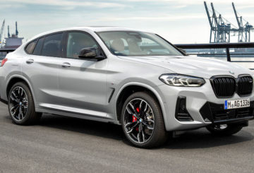 Foto frontal do BMW X4 xDrive20i 2023, exibindo toda a frente e a lateral do passageiro.