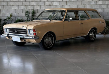 Foto frontal do Chevrolet Caravan 1976, exibindo toda a dianteira e a lateral do motorista.