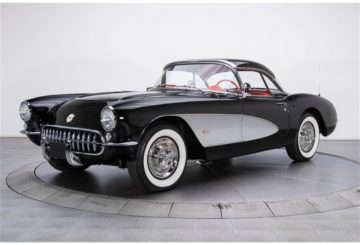 Foto frontal do Chevrolet Corvette C1 1957, exibindo toda a dianteira e a lateral do motorista, com a capota rígida.