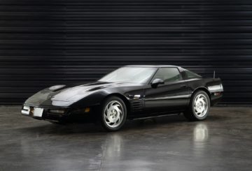 Foto frontal do Chevrolet Corvette C4, exibindo toda a frente e a lateral do motorista.