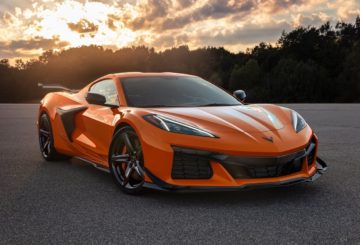 Foto frontal do Chevrolet Corvette Z06 Coupe 2023., exibindo toda a frente e a lateral do passageiro.