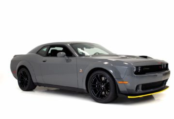 Foto frontal do Dodge Challenger 2023, exibindo toda a frente e toda a lateral do passageiro.