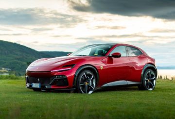 Foto frontal Ferrari Purosangue 2023, exibindo toda a frente e a lateral do motorista.