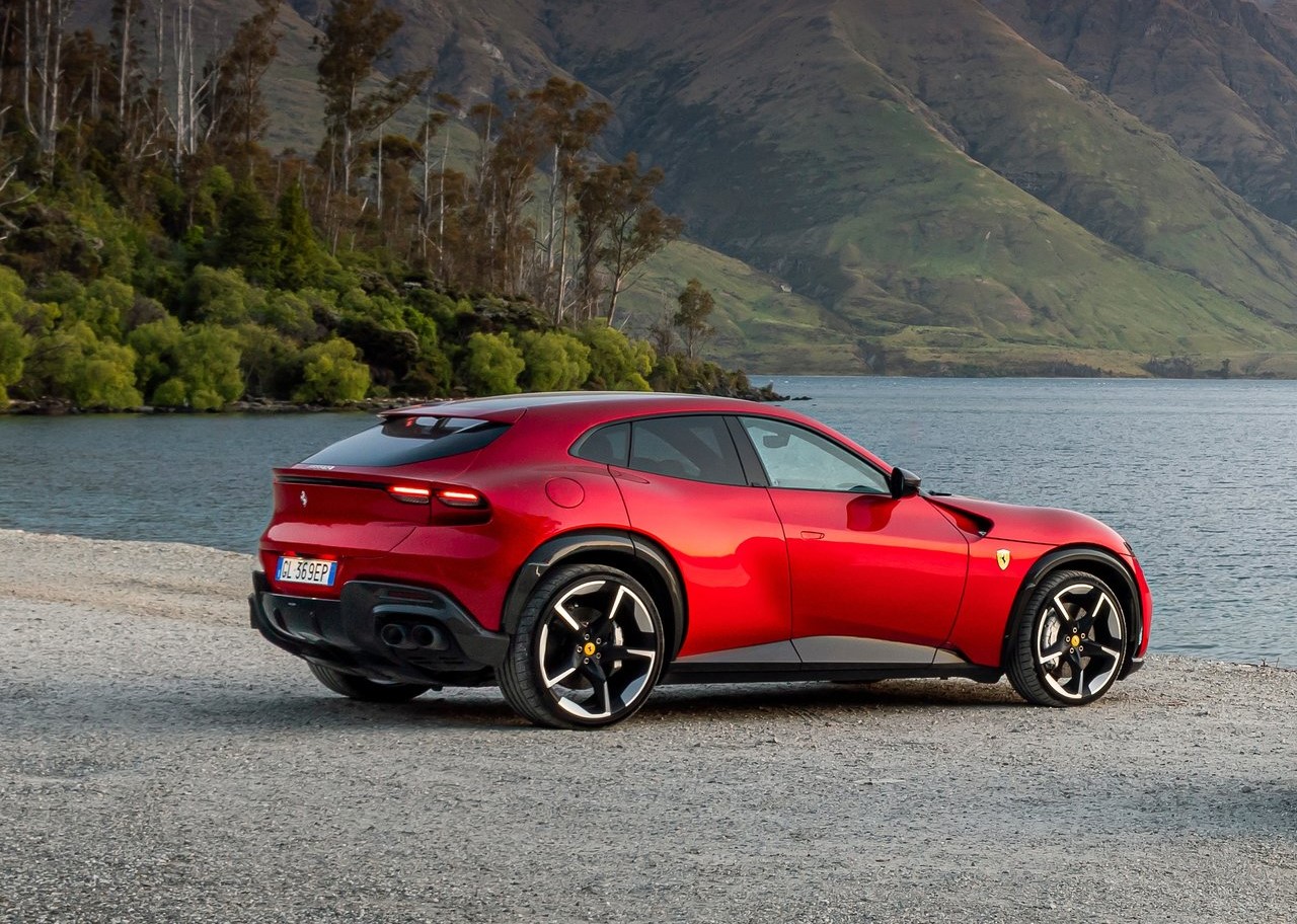 Foto traseira da Ferrari Purosangue 2023, exibindo o porta-malas e toda a lateral do passageiro.