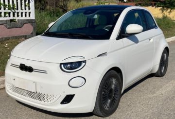 Foto mostrando a dianteira de um Fiat 500e estacionado.