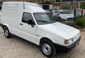 Foto frontal do Fiat Fiorino Furgão 1.5 1994, exibindo a dianteira e a toda a lateral do passageiro.