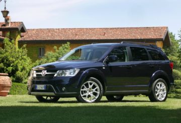 Foto frontal do Fiat Freemont Precision, exibindo a dianteira e a lateral do motorista.