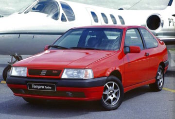 Foto frontal do Fiat Tempra, exibindo toda a dianteira e a lateral do motorista.