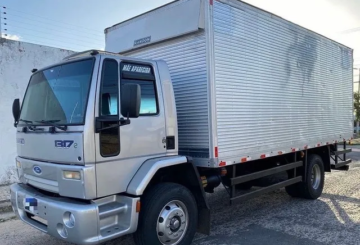 Foto frontal do Ford Cargo 1317e, exibindo toda a lateral do motorista.