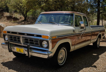 Foto frontal da Ford F-150 XLT Super Cab 1978, exibindo toda a dianteira e a lateral do motorista.