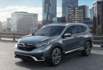 Foto frontal do Honda CR-V Touring 2022, exibindo toda a dianteira e a lateral do motorista.
