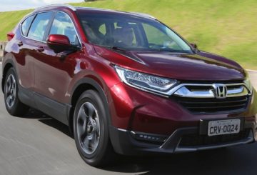 Foto mostrando a dianteira de um Honda CR-V G5 sendo dirigido na estrada.