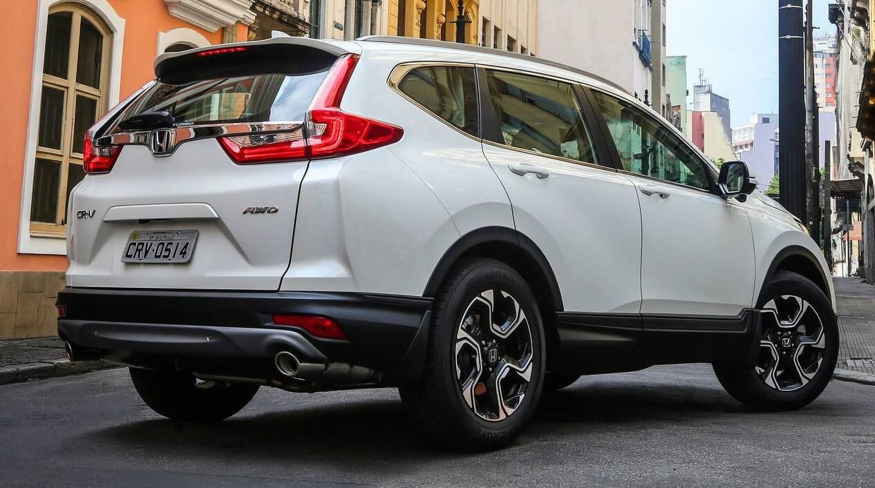 Foto mostrando a traseira de um Honda CR-V G5 estacionado.