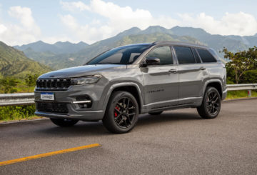 Foto frontal do Jeep Commander Blackhawk Hurricane 2025, exibindo a dianteira e a lateral do motorista.