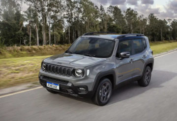 Foto frontal do Jeep Renegade T270 1.3 2024, exibindo toda a dianteira e a lateral do motorista.
