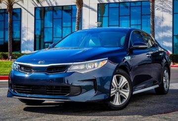 Foto frontal do Kia Optima Hybrid 2017, exibindo toda a dianteira e a lateral do motorista.