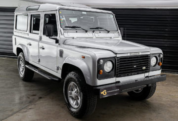 Foto frontal do Land Rover Defender 110 STD 2005, exibindo toda a dianteira e a lateral do passageiro.