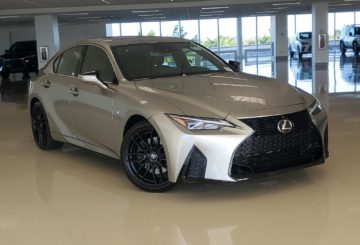 Foto frontal do Lexus IS 350 F Sport 2023, exibindo toda a dianteira e a lateral do passageiro.