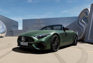 Foto frontal do Mercedes-AMG SL 63 Roadster 2024, exibindo toda a dianteira e a lateral do motorista.
