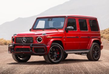 Foto frontal do Mercedes-Benz G 63 2023. exibindo toda a dianteira e a lateral do motorista.