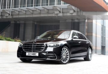 Foto frontal do Mercedes-Benz S 580e Long 2023, exibindo toda a frente e a lateral do motorista.