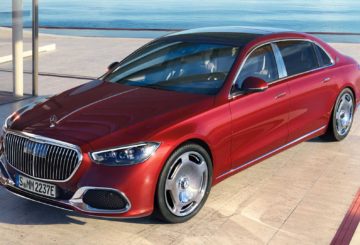 Foto frontal do Mercedes-Benz S 580e Maybach 2024, exibindo toda a frente e a lateral do motorista.