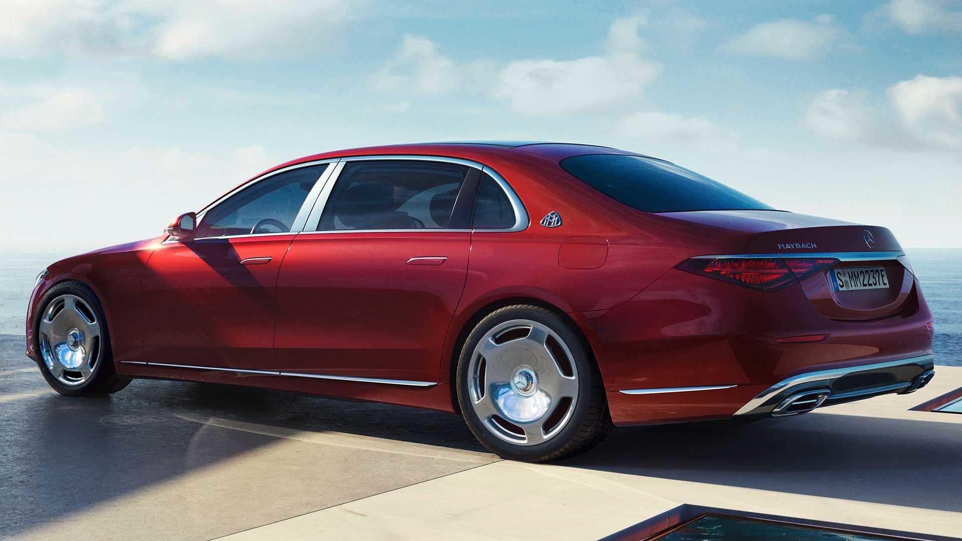 Foto traseira do MercedesBenz S 580e Maybach 2024, exibindo a traseira