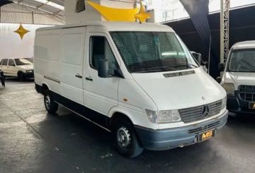 Foto dianteira do Mercedes-Benz Sprinter 310 furgão