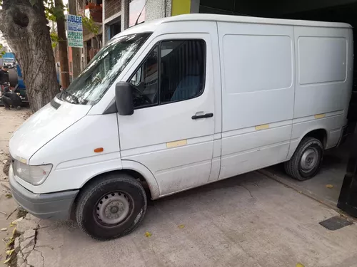 Foto da lateral do motorista do Mercedes-Benz Sprinter 310 furgão