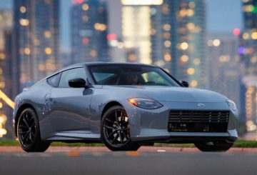 Foto frontal do Nissan Z performance 2023, exibindo toda a dianteira e a lateral do passageiro.