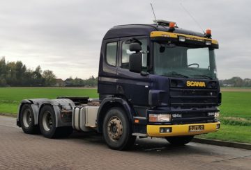 Foto frontal da Scania P-124 CA 360 6X4 NZ, exibindo toda a frente e a lateral do passageiro