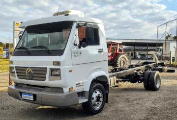 Foto frontal do Volkswagen 8-150 E Worker, exibindo a dianteira e a lateral do motorista.
