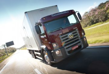 Foto frontal do Volkswagen E Constellation 24-280 6x2, exibindo toda a frente e a lateral do passageiro.
