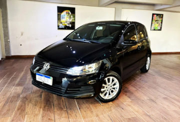 Foto frontal do Volkswagen Fox Comfortline 1.0 2016, exibindo toda a frente e a lateral do motorista.