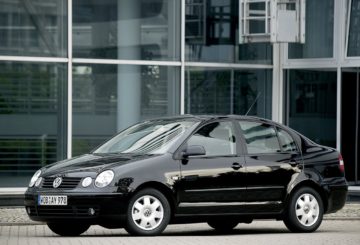 Foto frontal do Volkswagen Polo Sedan 2023, exibindo toda a dianteira e a lateral do motorista.