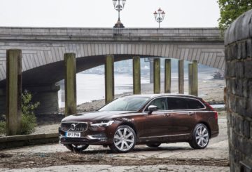 Foto frontal do Volvo V90 T6 2018, exibindo toda a frente e a lateral do motorista.