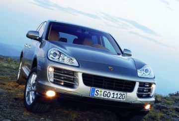 Foto frontal do Porsche Cayenne V6 2009,, exibindo a dianteira e parte da lateral do passageiro