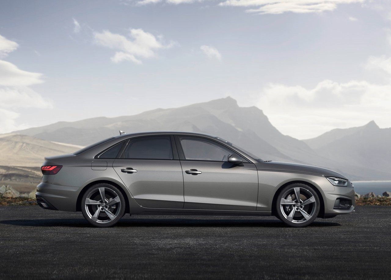 Foto da lateral do passageiro do Audi A4 sedan 2022.