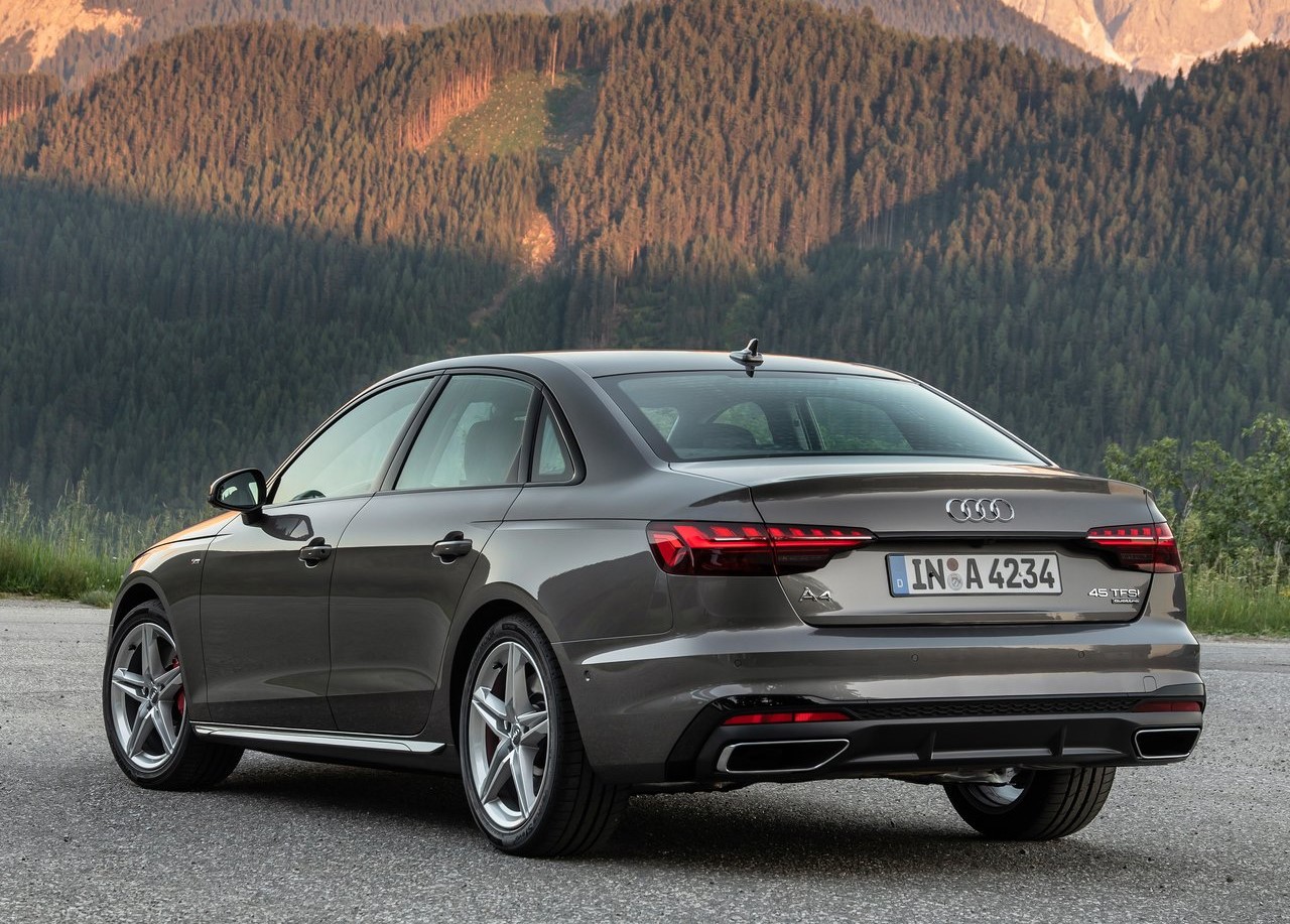 Foto traseira do Audi A4 sedan 2022. exibindo o porta-malas e a lateral do motorista.