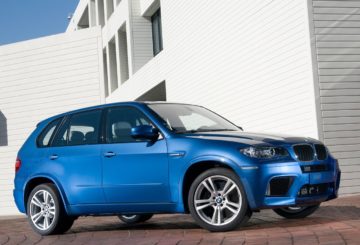 Foto frontal do BMW X5 Sport 4.8 V8 exibindo a dianteira e a lateral do passageiro.