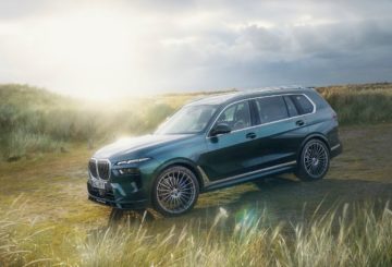 Foto dianteira do BMW X7 Alpina XB7 2024 exibindo a frente e a lateral do motorista.