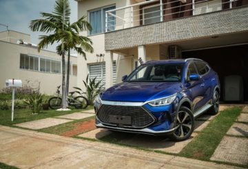 Foto frontal do BYD Song Plus DM-i 2025.